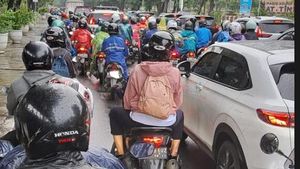 Cerita Warga Kena Macet di TMII Pagi Tadi, Naik Motor atau TransJ Sama Saja