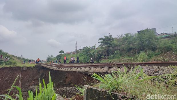 Penampakan rel menggantung imbas longsor di Empang Bogor. (Rizky/detikcom)