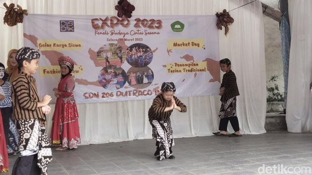 Penampilan SDN 206 Putraco Indah Bandung.