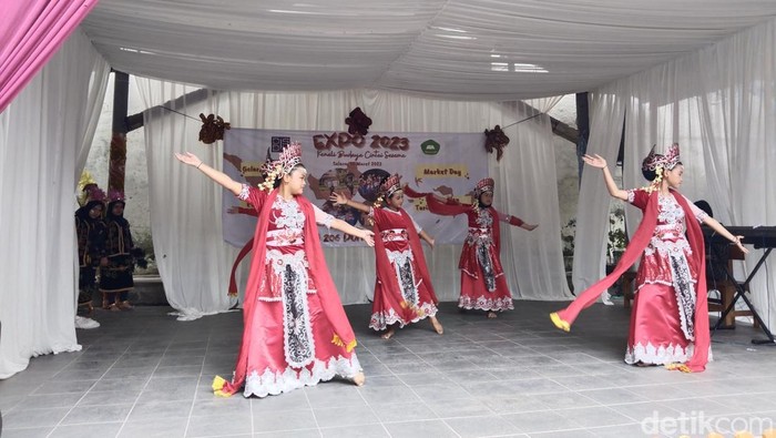 Penampilan SDN 206 Putraco Indah Bandung.