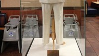 Restoran ini juga memiliki area museum menarik. Pengunjung bisa melihat baju asli milik Colonel Sanders yang dipajang di dalam kaca. Foto: onlyinyourstate.com
