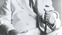 Inilah sosok Harland Sanders atau Colonel Sanders yang jadi ikon KFC. Di tangan dinginnya tercipta racikan fried chicken enak dengan banyak bumbu herba. Foto: onlyinyourstate.com