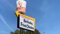 Di lokasi KFC ikonik ini juga tersedia layanan drive-thru yang memudahkan pelanggan. Tak lupa tertulis keterangan Birthplace of KFC sebagai identitas.