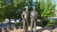 Di area ini pula dipajang patung sosok Harland Sanders bersama Pete Harman sebagai ikon sekaligus bentuk penghormatan terhadap sosok pendiri KFC. Foto: onlyinyourstate.com