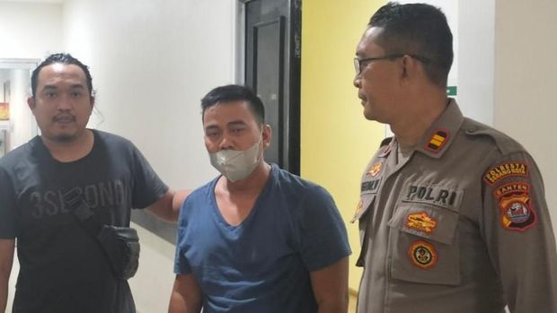 Mantri Suhendi (tengah) sudah diamankan polisi terkait kasus pembunuhan terhadap Kades Salamunasir. Lalu, apa penyebab mantri itu suntik mati kades di Serang?