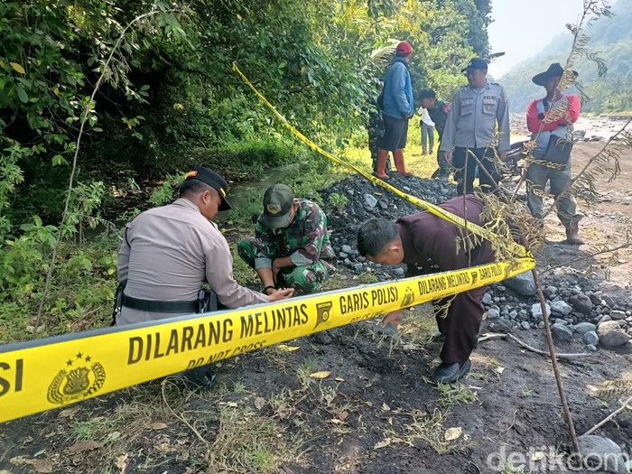 Personel gabungan Forkopimka Pasirian mengecek tanah bergoyang di Lumajang