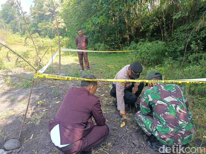 Personel gabungan Forkopimka Pasirian mengecek tanah bergoyang di Lumajang