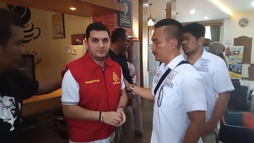 Petugas Kejaksaan Negeri Denpasar menggiring WN Suriah tersangka pembuatan KTP palsu Muhammad Zghaib Bin Nizar ke ruang tahanan, Rabu (15/3/2023). (Aryo Mahendro/detikBali)