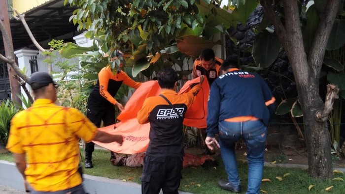 Petugas saat sedang mengevakuasi pria diduga pencuri yang tewas dimassa
