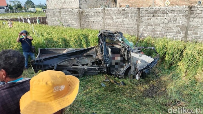 Pikap tertabrak KA Wijaya Kusuma jurusan Banyuwangi - Cilacap, 3 tewas