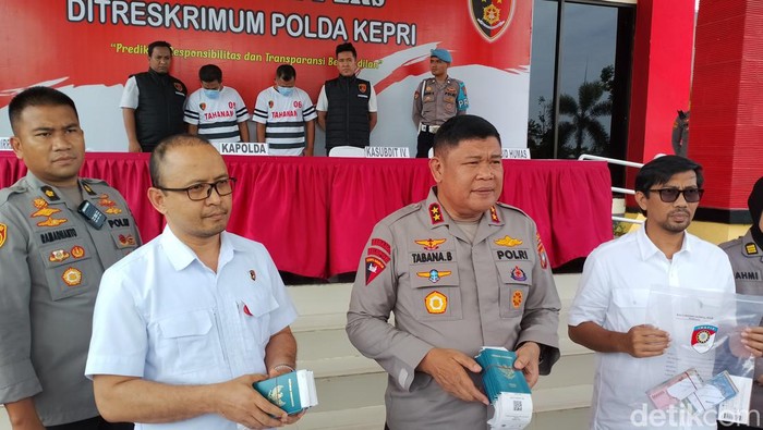 Polda kepri menangkap dua orang pengurus dan perekrut calon PMI ilegal yang akan diberangkatkan ke kamboja sebagai customer service judi online.(Foto: Alamudin )