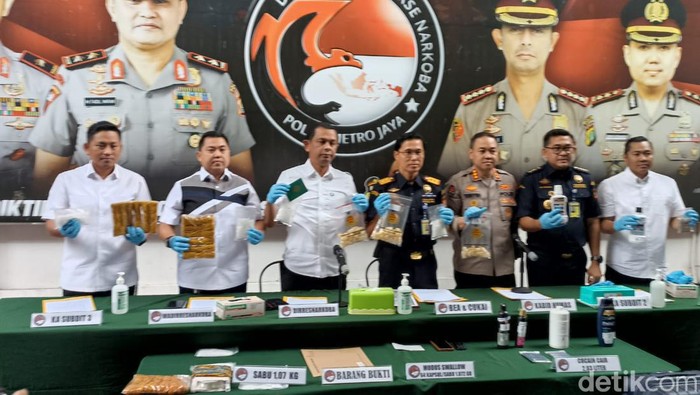 Polisi dan Bea Cukai Bandara SOekarno-Hatta membongkar penyelundupan kokain hingga sabu