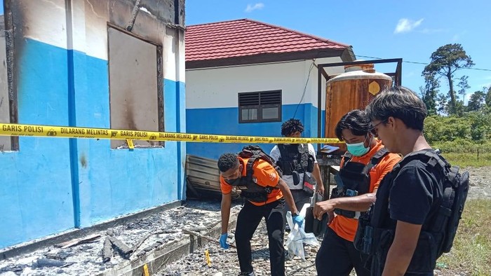 Polisi melakukan olah tempat kejadian perkara di lokasi dibakarnya sekolah di Dekai, Kabupaten Yahukimo.