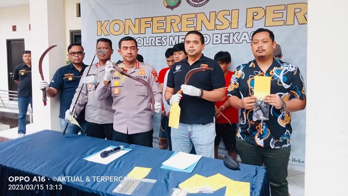 Polisi menangkap 6 bandit jalanan di Kabupaten Bekasi. Dua di antaranya ditembak di kaki karena melawan polisi.