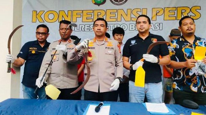 Polisi menangkap begal viral yang todong celurit ke pria yang makan di warteg Bekasi.