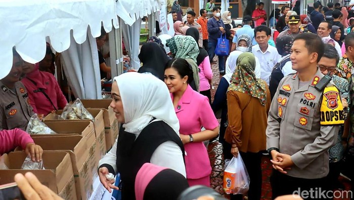 Polisi saat mengeck operasi pasar murah di Karawang