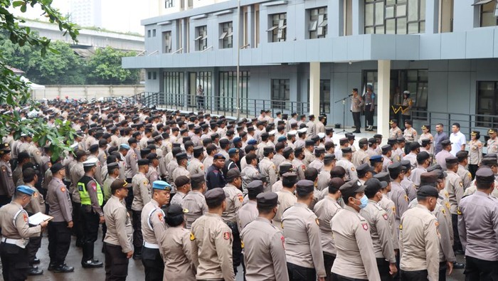 Polres Jakbar turunkan 587 Polisi RW demi tampung keluhan warga.