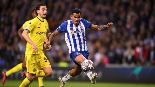 FC Portos Brazilian forward Galeno vies with Inter Milans Italian defender Matteo Darmian (L) during the UEFA Champions League last 16 second leg football match between FC Porto and Inter Milan at the Dragao stadium in Porto on March 14, 2023. (Photo by MIGUEL RIOPA / AFP) (Photo by MIGUEL RIOPA/AFP via Getty Images)