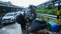 Pemotor tak bisa melanjutkan menerobos trotoar karena ditutup dengan balok hingga karung.