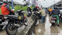 Satu per satu motor mulai turun dari trotoar ke jalan raya.