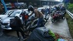 Potret Pemotor Ramai-ramai Gotong Motor Usai Serobot Trotoar