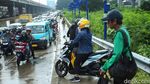 Potret Pemotor Ramai-ramai Gotong Motor Usai Serobot Trotoar