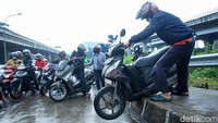 Aksi ini membuat kemacetan menjadi semakin parah.