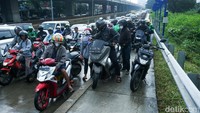 Jalan yang selalu padat setiap paginya ini membuat pengendara nekat melibas jalur trotoar.