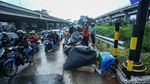 Potret Pemotor Ramai-ramai Gotong Motor Usai Serobot Trotoar