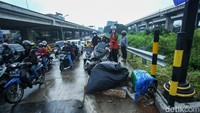 Diketahui trotoar ini kerap digunakan pemotor demi memangkas waktu tempuh.  