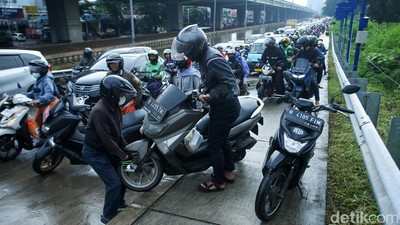 Potret Pemotor Ramai-ramai Gotong Motor Usai Serobot Trotoar