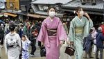 Potret Warga Jepang Tetap Pakai Masker Meski Aturan Dilonggarkan
