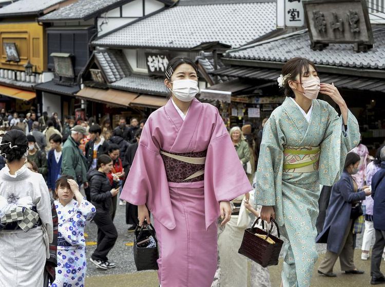 Potret Warga Jepang Tetap Pakai Masker Meski Aturan Dilonggarkan