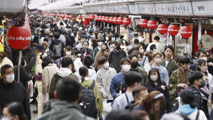 Jepang Turunkan Level COVID-19 Setara Flu, Sertifikat Vaksin-Tes Corona Dicabut