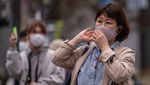 Potret Warga Jepang Tetap Pakai Masker Meski Aturan Dilonggarkan