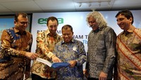 Presiden Komisaris PT Surya Esa Perkasa Tbk (ESSA), Hamid Awaluddin (tengah) bersama Komisaris Rahul Puri (2/kanan) serta Direktur Mukesh Agrawal (kiri), Wakil Presiden Direktur Kanishk Laroya (2/kiri) dan Direktur Prakash Bumb (kanan), berbincang disela Rapat Umum Pemegang Saham Tahunan, di Jakarta, Rabu (15/3/2023).