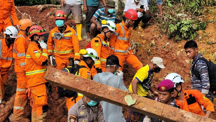 Proses evakuasi dan pencarian korban bencana tanah longsor di Serasan, Natuna (Foto: Istimewa)
