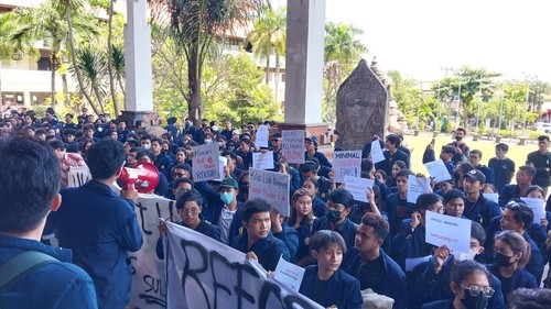 Ratusan mahasiswa Unud menyampaikan enam tuntutan terkait kasus korupsi dana SPI di Rektorat Unud Jimbaran, Kuta Selatan, Badung, Bali, Rabu (15/3/2023).