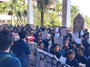 Mahasiswa Unud Berdemo Menuntut Transparansi SPI