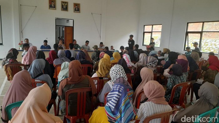 Ratusan warga Sumedang menuntut ganti rugi imbas lahan terdampak pembangunan Tol Cisumdawu (Cileunyi-Sumedang-Dawuan) dengan menggelar aksi demo, Rabu (15/3/2023).