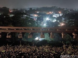 Penampakan Rel Kereta Menggantung Imbas Longsor di Bogor