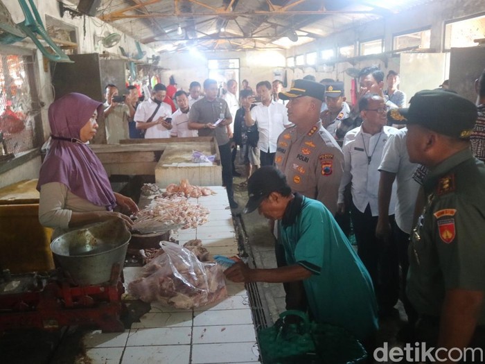 Rombongan Dinas Perdagangan dan Perindustrian bersama TNI-Polri mengecek harga sembako di Pasar Puri, Pati, Rabu (15/3/2023).