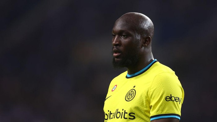 PORTO, PORTUGAL - MARCH 14:   Romelu Lukaku of FC Internazionale in action during the UEFA Champions League round of 16 leg two match between FC Porto and FC Internazionale at Estadio do Dragao on March 14, 2023 in Porto, Portugal. (Photo by Chris Brunskill/Fantasista/Getty Images)