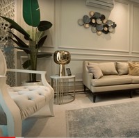 Bergaya klasik modern, begini penampakan ruang tamu di rumah Arie dan fenita. Ruang tamu tersebut tampak nyaman dan juga estetik dengan beberapa pajangan, hiasan dinding, dan tanaman hijau di sudut ruangan. Foto: YouTube/AH