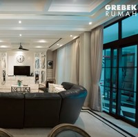 Masuk ke bagian lebih dalam rumah terdapat ruang keluarga yang didominasi warna hitam dan putih. Ruang keluarga di rumah Arie dan Fenita itu dilengkapi dengan sofa hitam panjang dan sebuah televisi. Foto: YouTube/AH