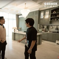 Di samping ruang keluarga terdapat ruang makan dan dapur. Dapurnya itu tampak cukup lengkap dan luas dengan kitchen set bernuansa hijau keabu-abuan. Foto: YouTube/AH