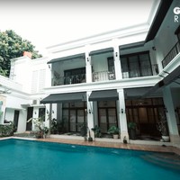 Di bagian belakang rumah juga terdapat kolam renang yang cukup luas. Dikelilingi dengan pepohonan hijau, halaman belakang rumah Arie itu tampak asri dan sejuk. Foto: YouTube/AH