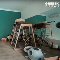 Di bagian belakang rumahnya juga terdapat ruangan khusus untuk kucingnya. Arie sendiri mengatakan jika ia dan keluarga sebenarnya sudah tinggal di rumah tersebut sejak tahun 2016. Namun pada tahun 2019 rumahnya itu sudah dibangun ulang. Foto: YouTube/AH