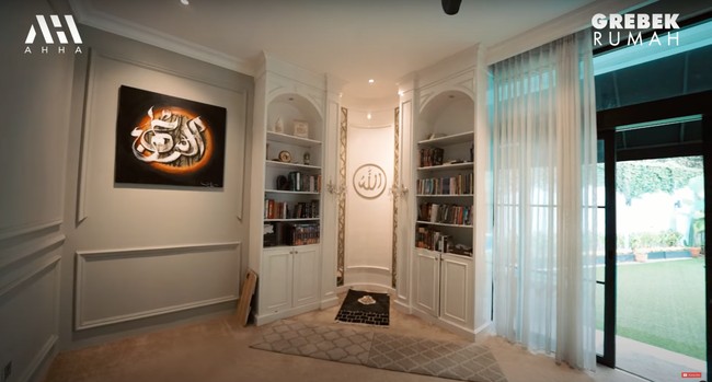 Tak jauh dari ruangan kucing juga terdapat ruangan terpisah yang dijadikan sebagai musholla. Ruangan musholla tampak cukup luas dan rapi dengan buku-buku yang tersusun. Foto: YouTube/AH