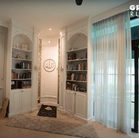 Tak jauh dari ruangan kucing juga terdapat ruangan terpisah yang dijadikan sebagai musholla. Ruangan musholla tampak cukup luas dan rapi dengan buku-buku yang tersusun. Foto: YouTube/AH